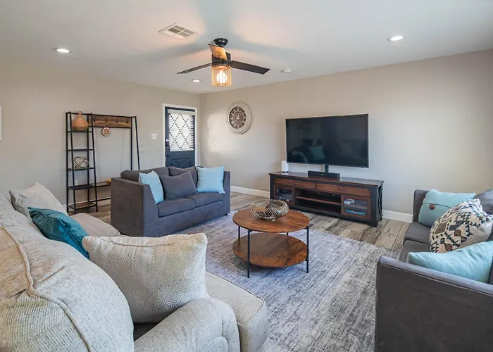 Holiday home Spacious 4bd With Pool And Putting Near Old Town