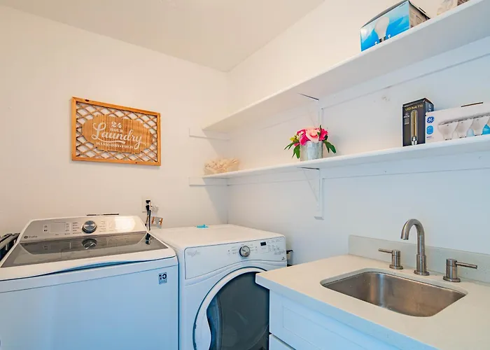 Spacious 4bd With Pool And Putting Near Old Town Holiday home