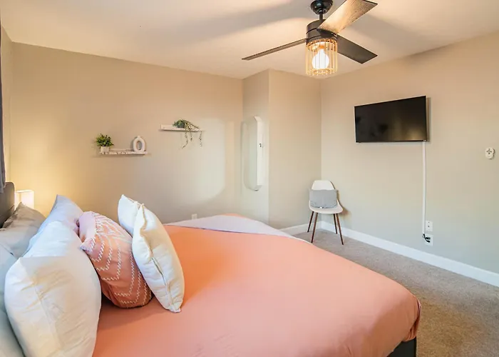 Spacious 4bd With Pool And Putting Near Old Town Holiday home *